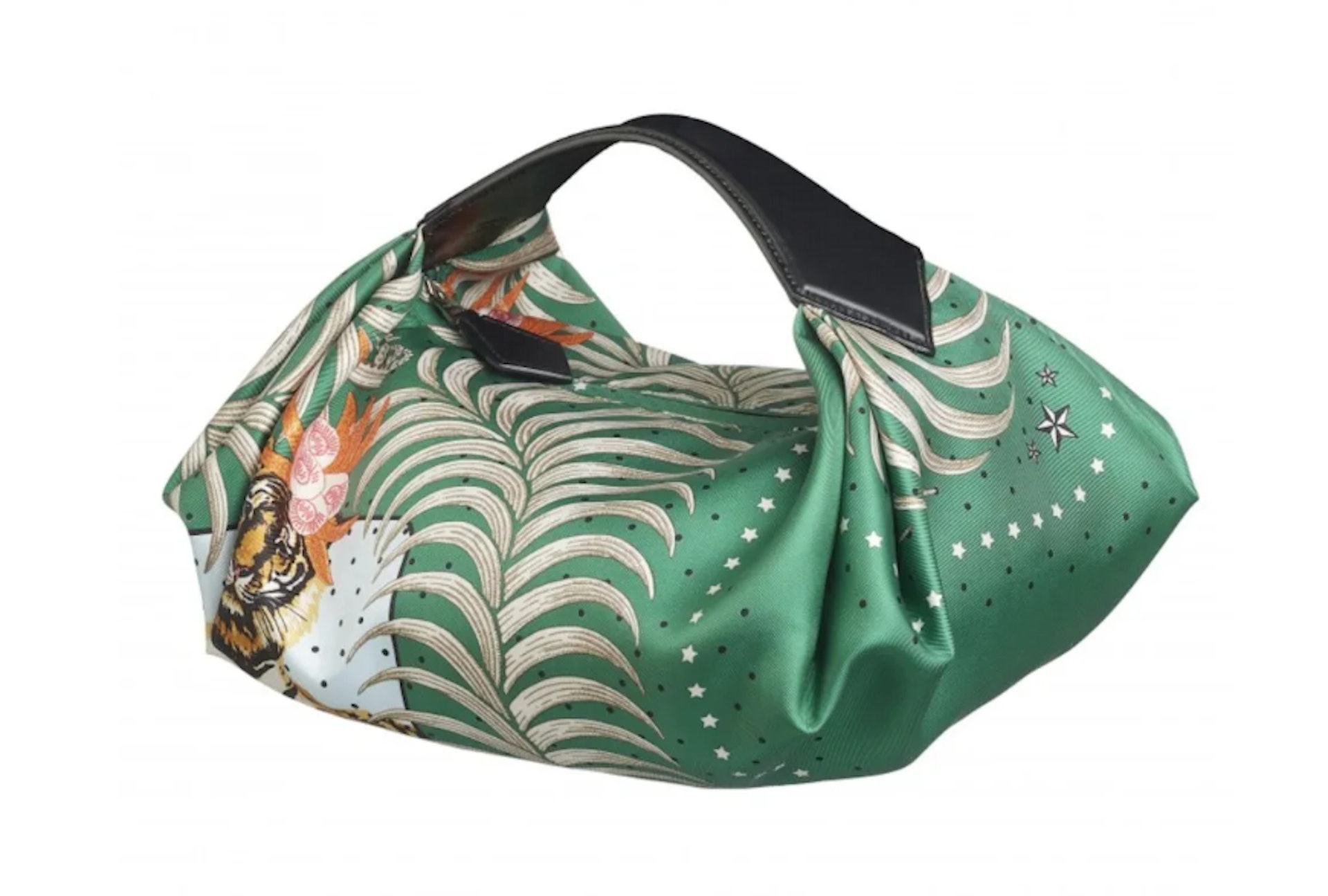 Hermès 2023春夏手袋｜Balusioe手提包
以Hermès入門絲巾變成了一個手提包，包身以真絲絲巾製作而成。（Hermès）